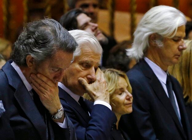 ALos hijos de la duquesa de Alba y el viudo de esta durante su funeral en Sevilla./cordon press.