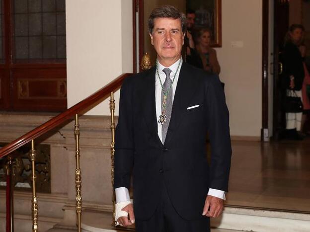 Cayetano Martínez de Irujo con su Medalla de Honor de la Real Academia Española de Medicina./gtres.
