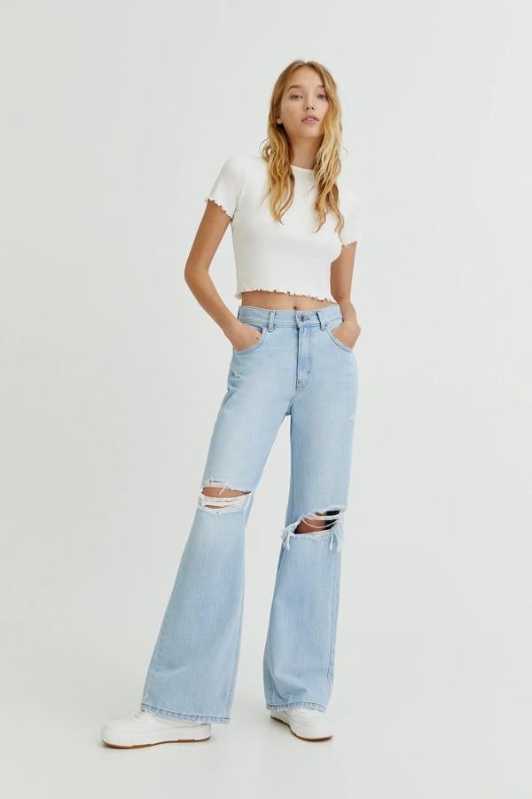 Tú también caerás rendida ante los pantalones campana de Pull & Bear