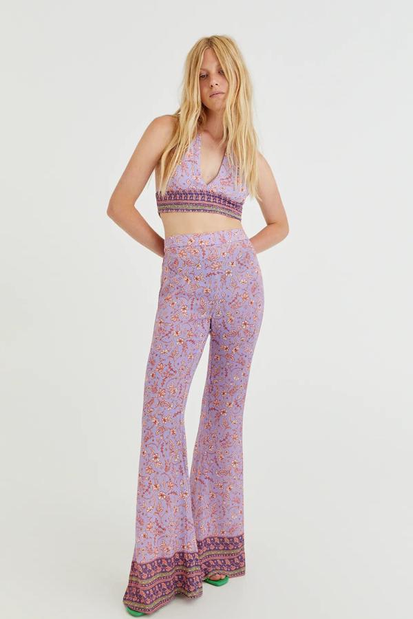 Tú también caerás rendida ante los pantalones campana de Pull & Bear
