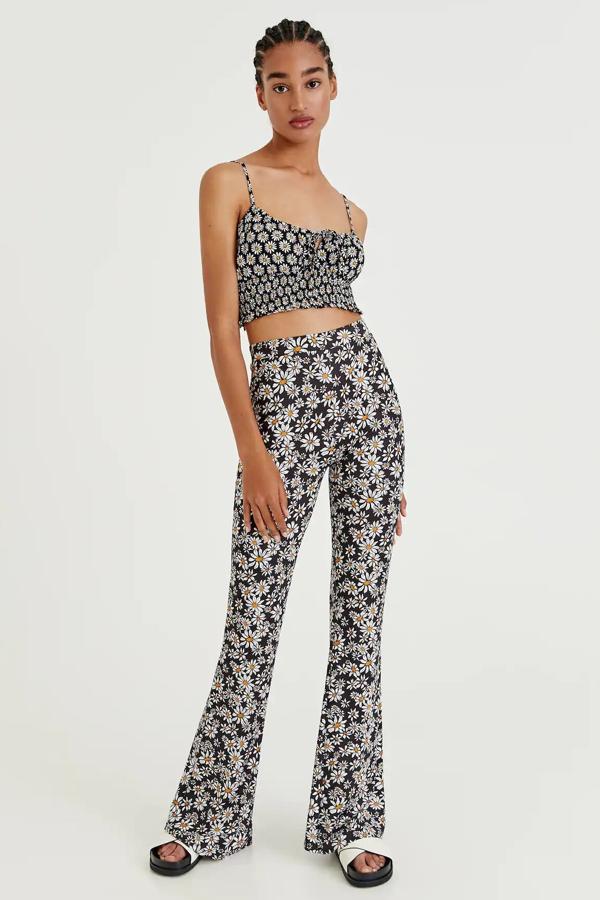 Tú también caerás rendida ante los pantalones campana de Pull & Bear