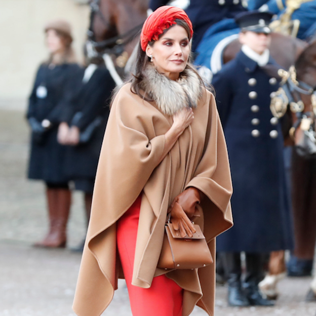 Pincha en la foto para ver todos los looks de la Reina Letizia en su viaje oficial a Suecia: del espectacular tocado de plumas made in Spain al vestido de gala más impresionante. 