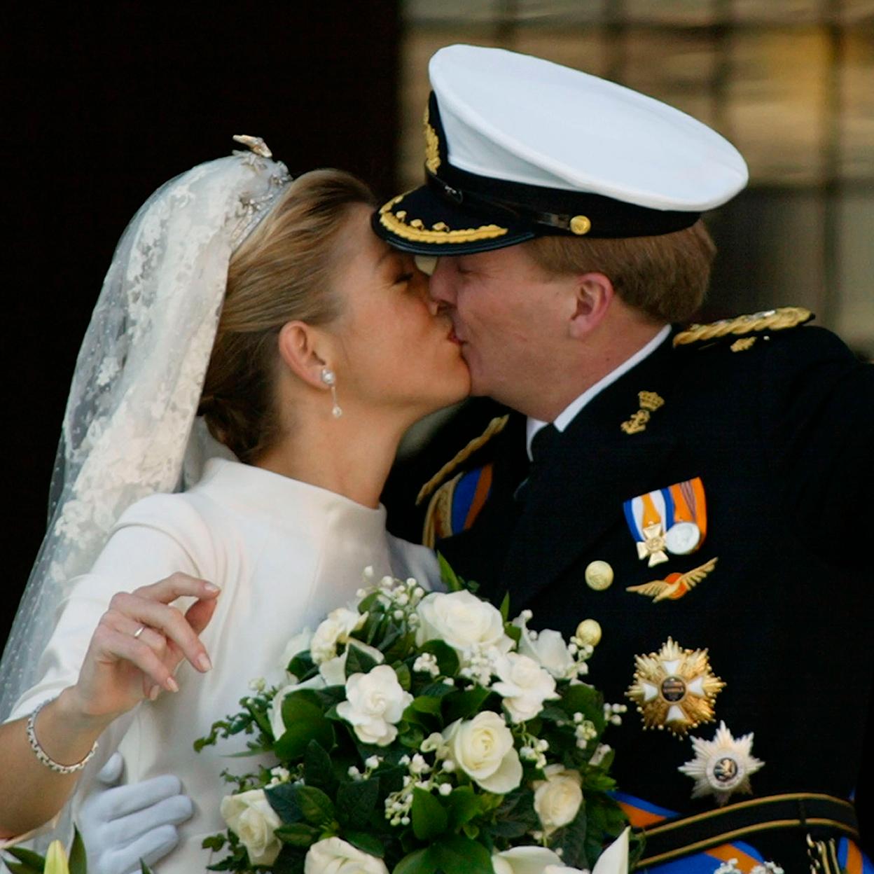 Guillermo y Máxima de Holanda sellan su amor con un beso en el día de su boda./gtres