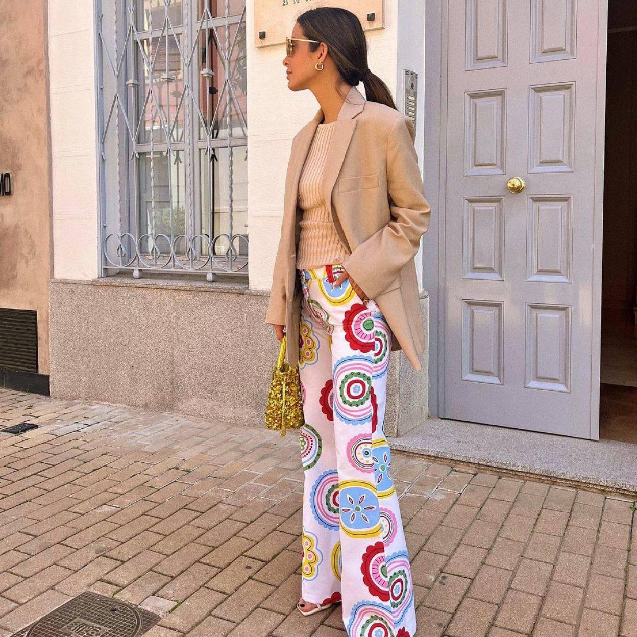 La influencer lleva un look muy chic con pantalones estampados/@MARIAFRUBIES