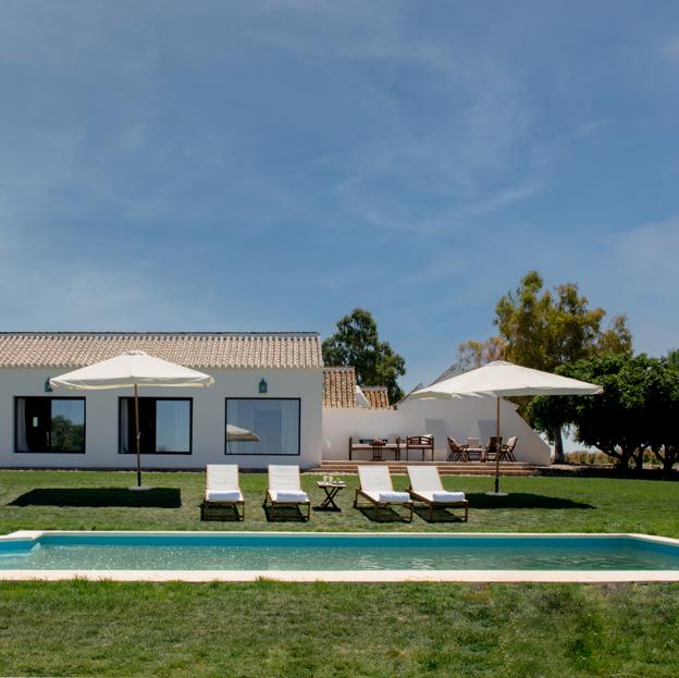 La piscina del Cortijo La Motilla está rodeada de naturaleza. 