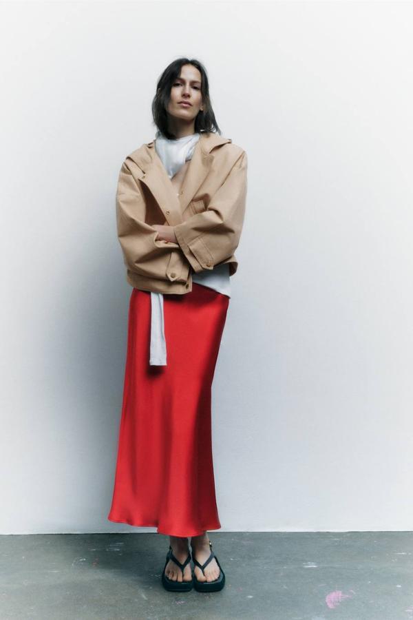 Las faldas midi satinadas que elevan la elegancia del look: