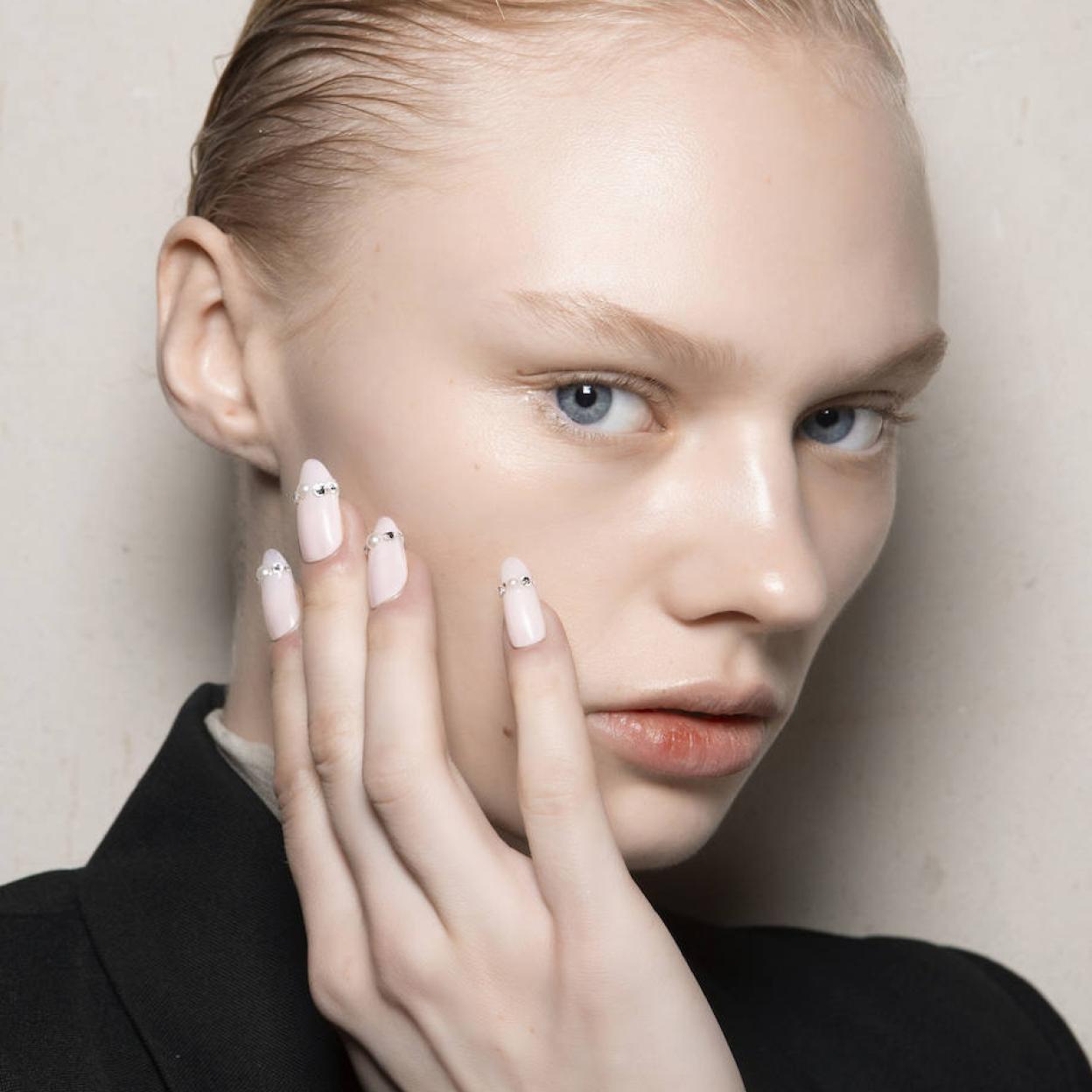 Modelo con uñas de gel/LAUNCHMETRICS SPOTLIGHT
