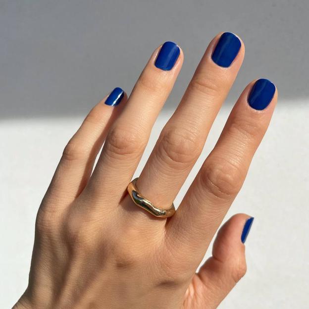 Uñas azules tendencia para otoño 2023