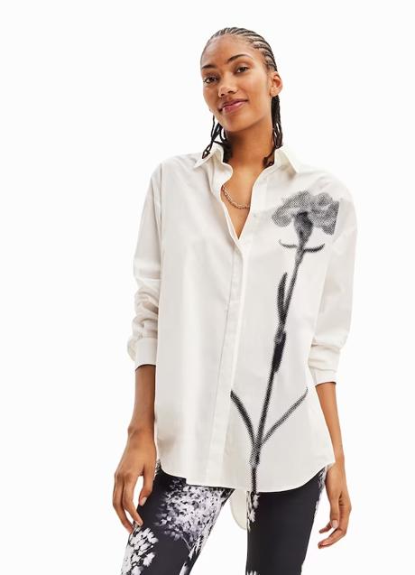 Camisa blanca con flor estampada de Desigual, 79,95 euros.