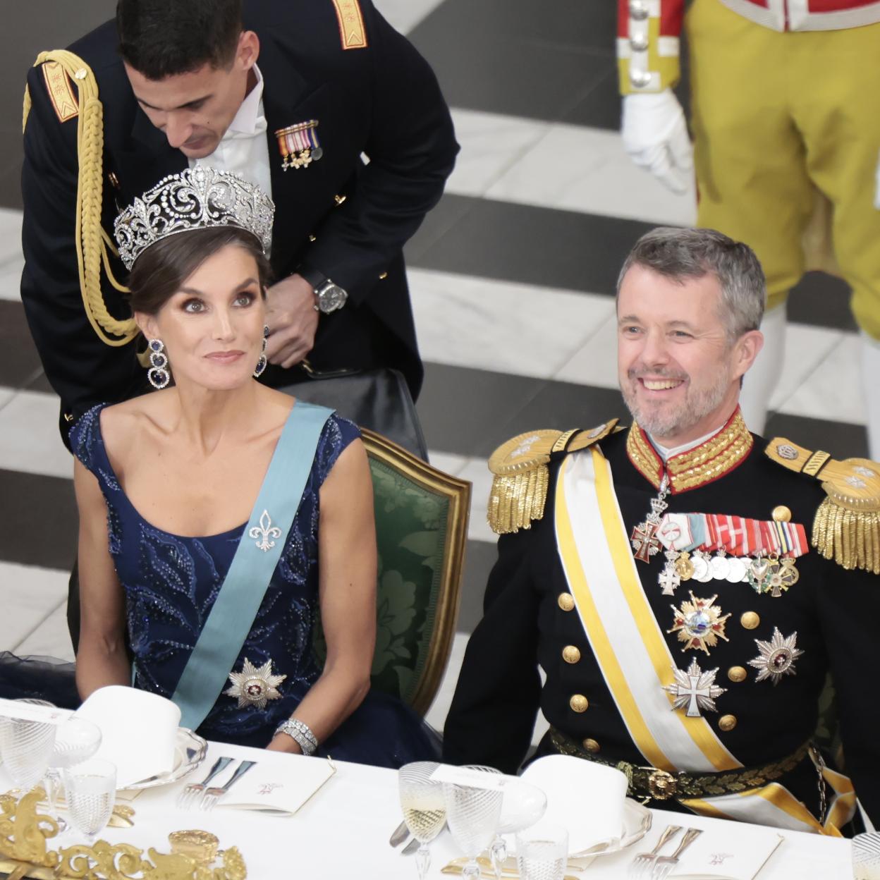 La reina Letizia y el príncipe heredero Federico se divirtieron de lo lindo durante la cena de gala que ofreció la reina Margarita de Dinamarca en el Palacio de Christianburg, en Copenhague. /gtres