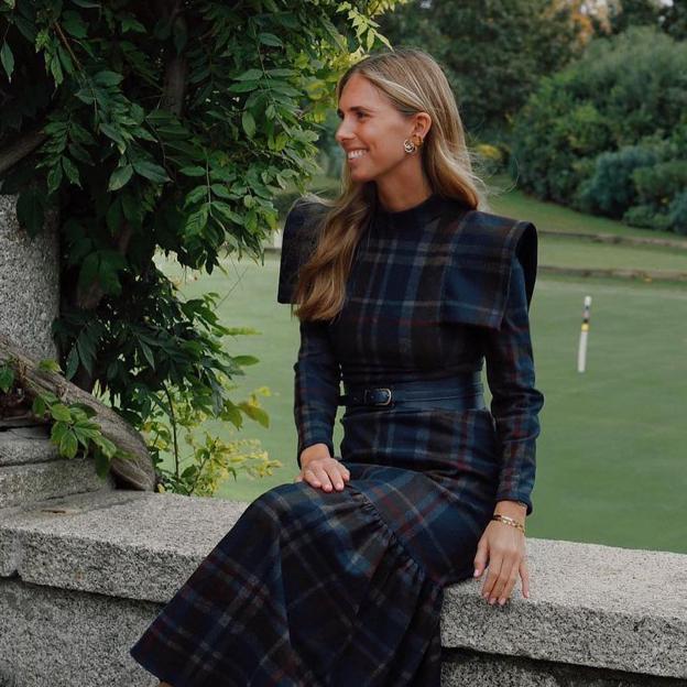 Este es el vestido made in Spain más abrigado y sofisticado para las invitadas a bautizos en invierno
