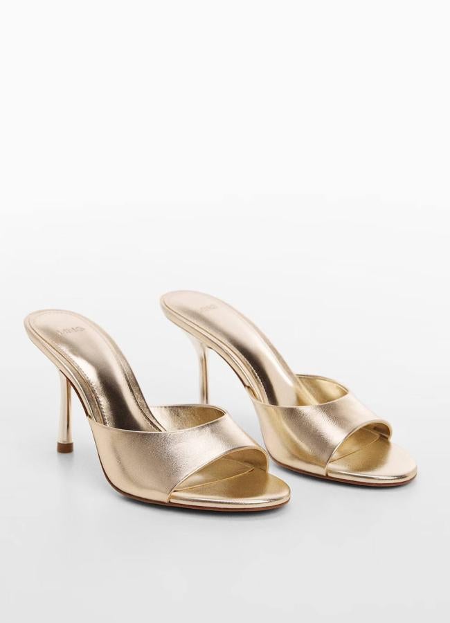 Zapatos de tacón metalizados en dorado
