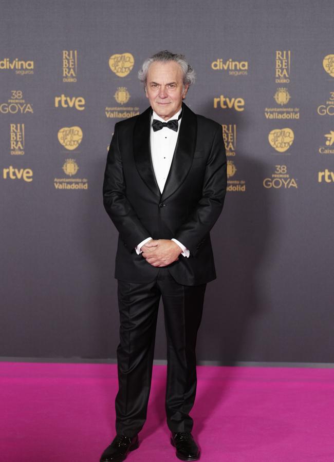 José Coronado con esmoquin de Pedro del Hierro en la alfombra roja de los Goya 2024. / LIMITED PICTURES