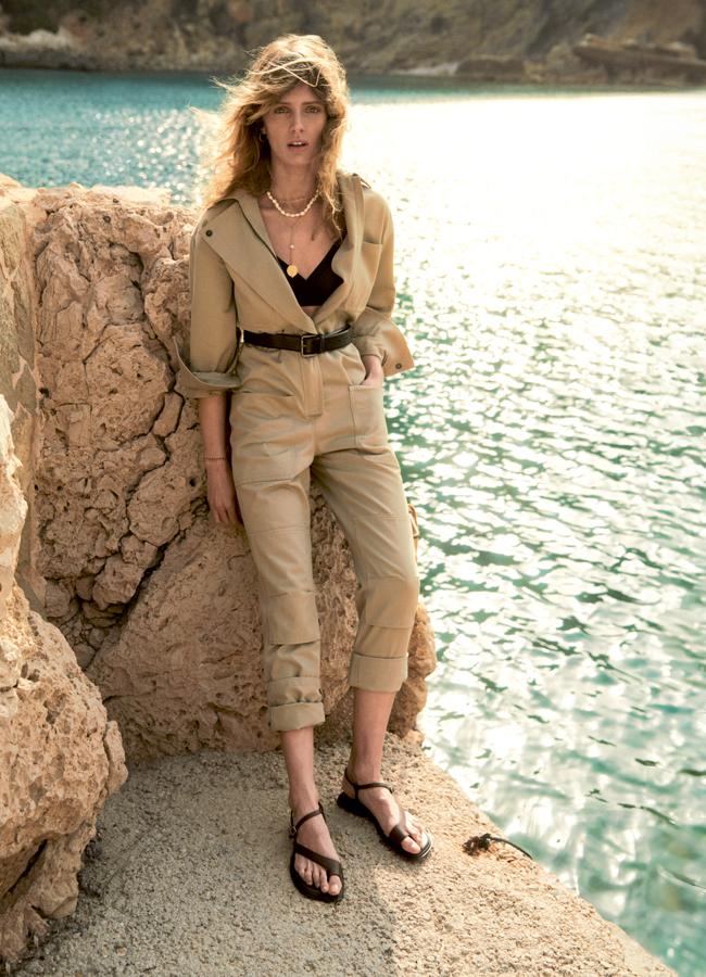 Mono y cinturón de Max Mara, sujetador de Intimissimi y sandalias de Vagabond. Las pulseras y los pendientes son de Aristocrazy.