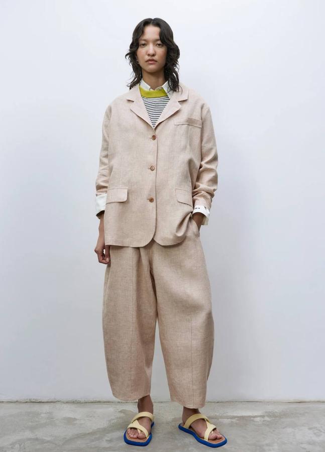 Traje de lino de Cordera. La blazer cuesta 599 euros y los pantalones, 399 euros.