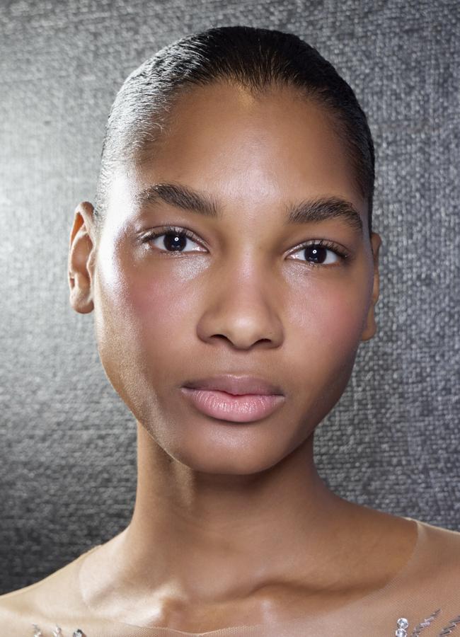 Maquillaje con colorete en ronos rosados. Foto: Launchmetrics spotlight