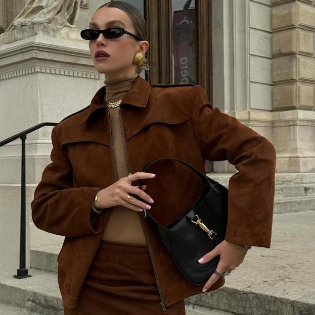 Influencer con look de básicos de piel de ante
