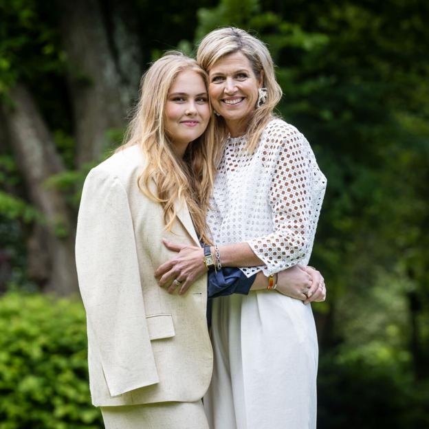 La princesa Amalia y la reina Máxima tienen una complicidad absoluta, como puede comprobarse en las sesiones de fotos que protagonizan cada año. 