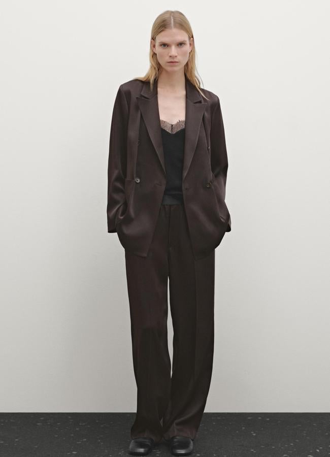 Mujer con traje de Massimo Dutti (Americana satinada por 149€/ Pantalón ancho satinado por 79,95€)