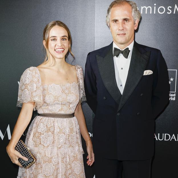 El duque de Aliaga, con su mujer, Adriana Marín, en los Premios Mujer Hoy 2023. 