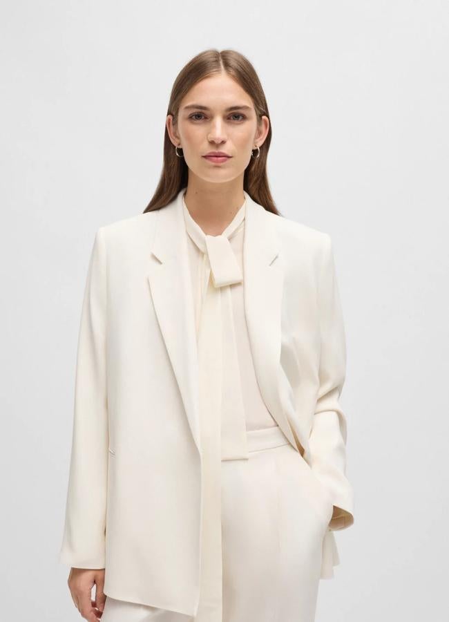 Blazer oversize en tono blanco de Hugo Boss, 225 euros.