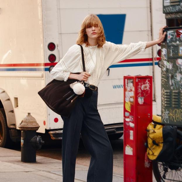 Aquí están las blusas más bonitas para estrenar durante los días de entretiempo (y todas son de color blanco)