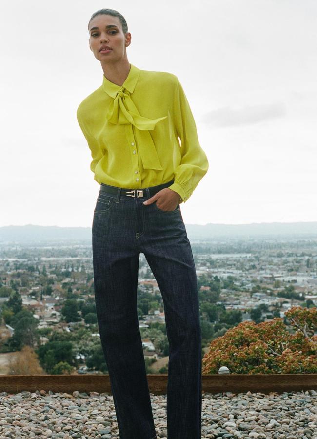 Camisa fluida con lazo en verde lima de Zara.