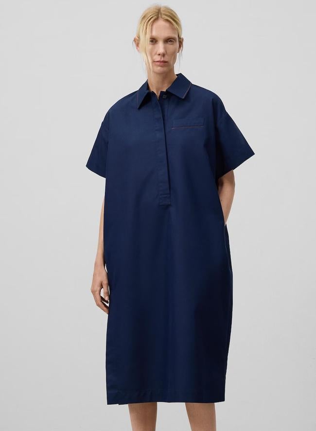 Vestido azul marino de manga corta de Adolfo Domínguez, 229 euros.