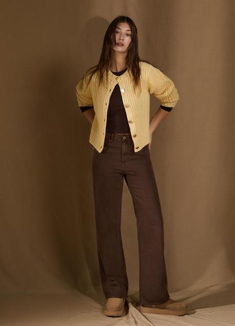 Pantalones marrones de Stradivarius (27,99 euros)