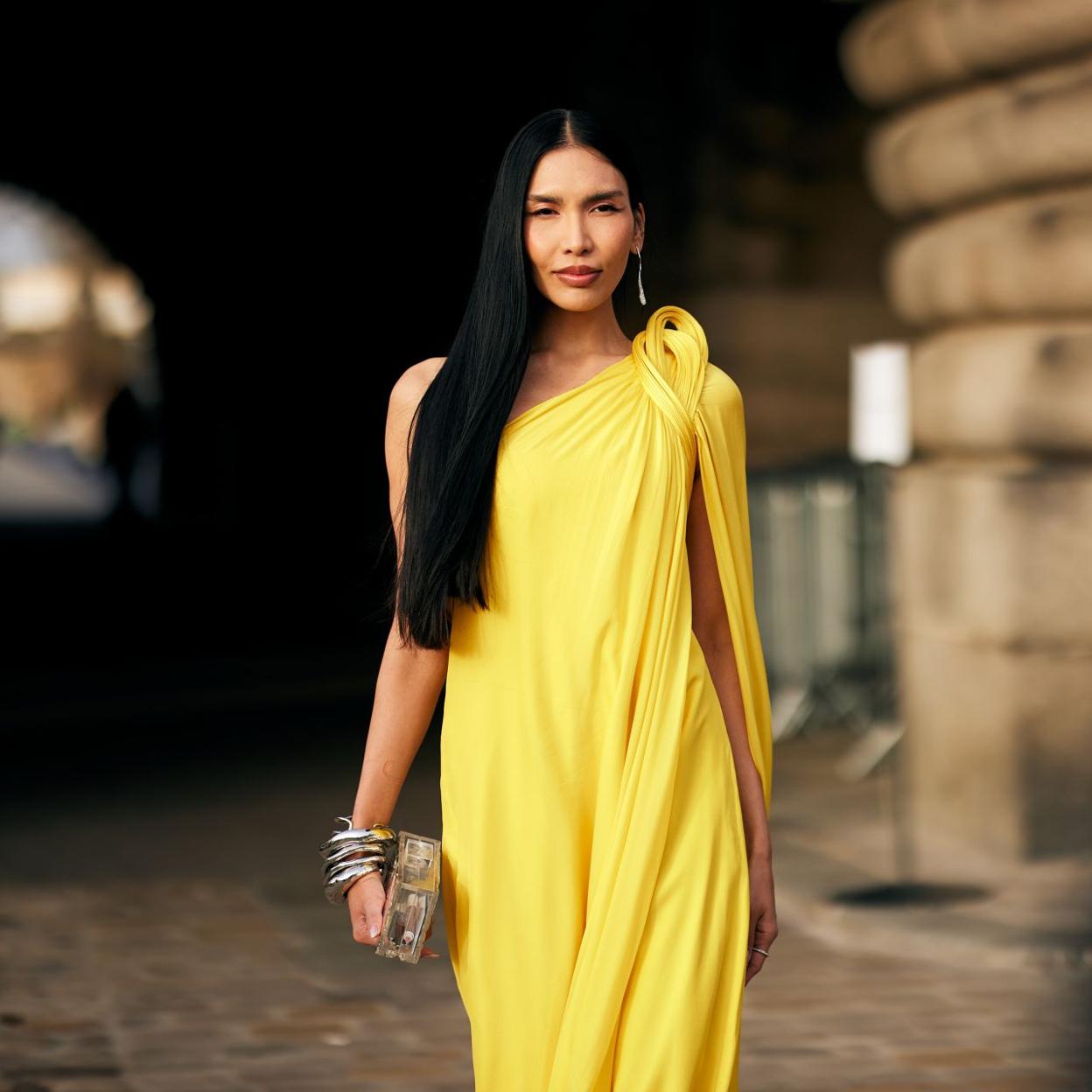 Una mujer con un vestido amarillo./spotlight launchmetrics