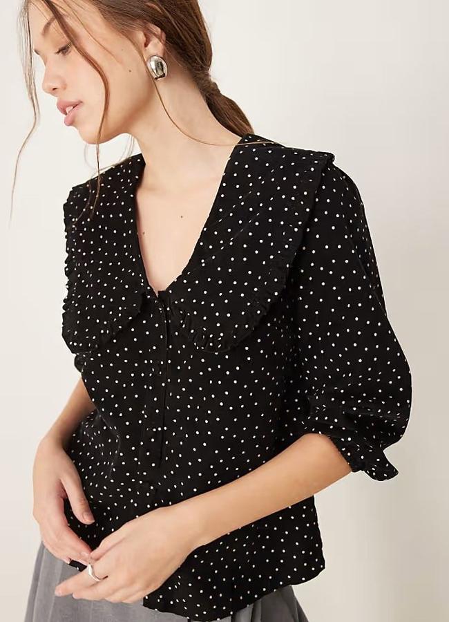 Blusa de lunares con cuello peter pan