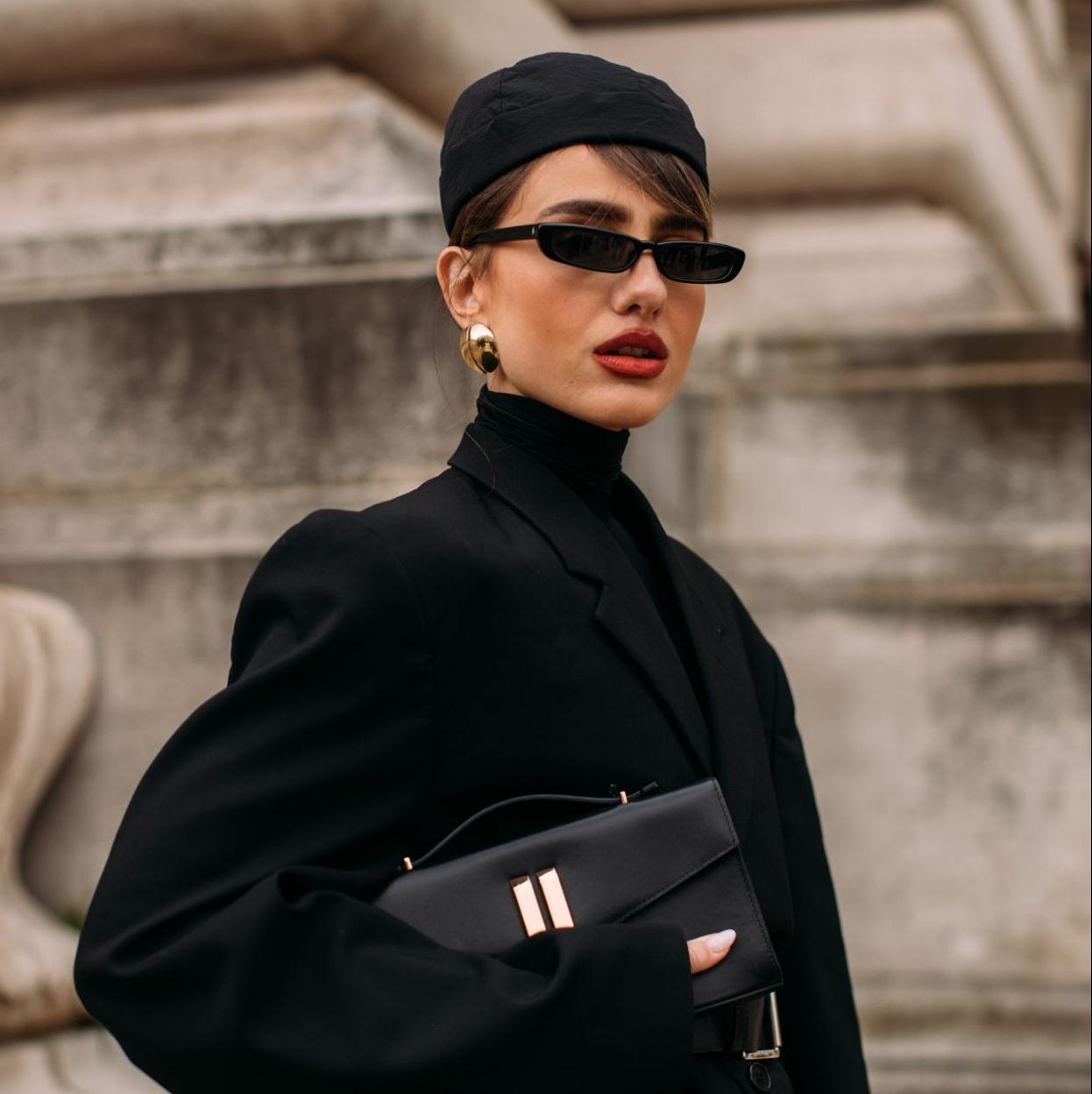Un look con gafas de sol pequeñas./spotlight launchmetrics