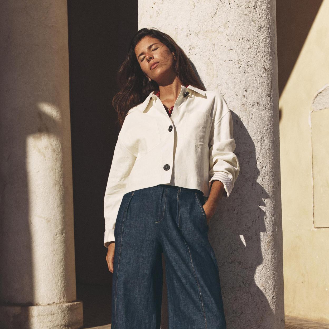 La chaqueta de primavera por excelencia es la cazadora de lino. Llévalo con tus primeros looks de la temporada./