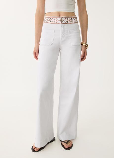 Pantalón blanco de Stradivarius (39,99 euros)