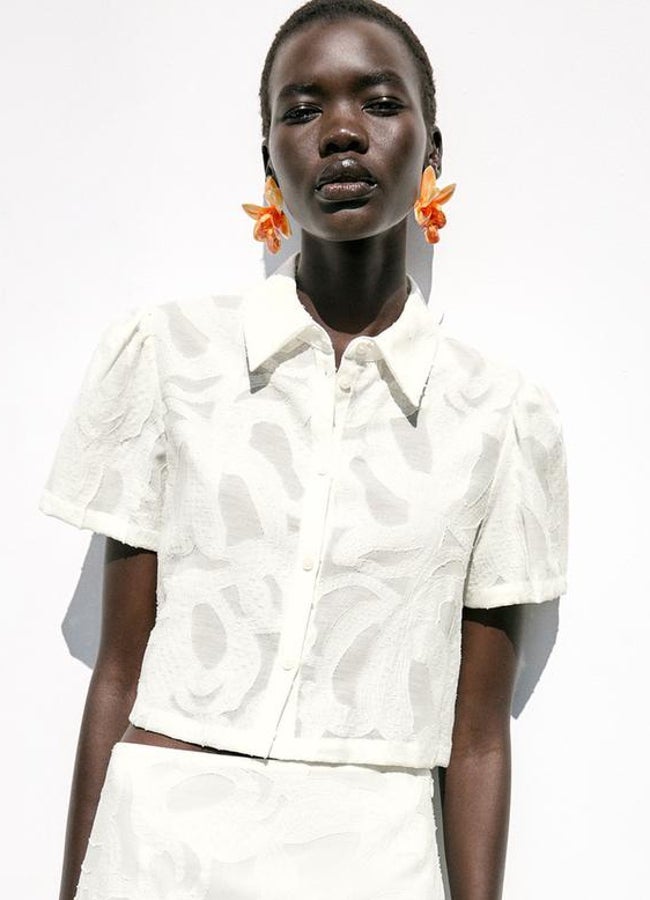Camisa blanca corta de Zara.