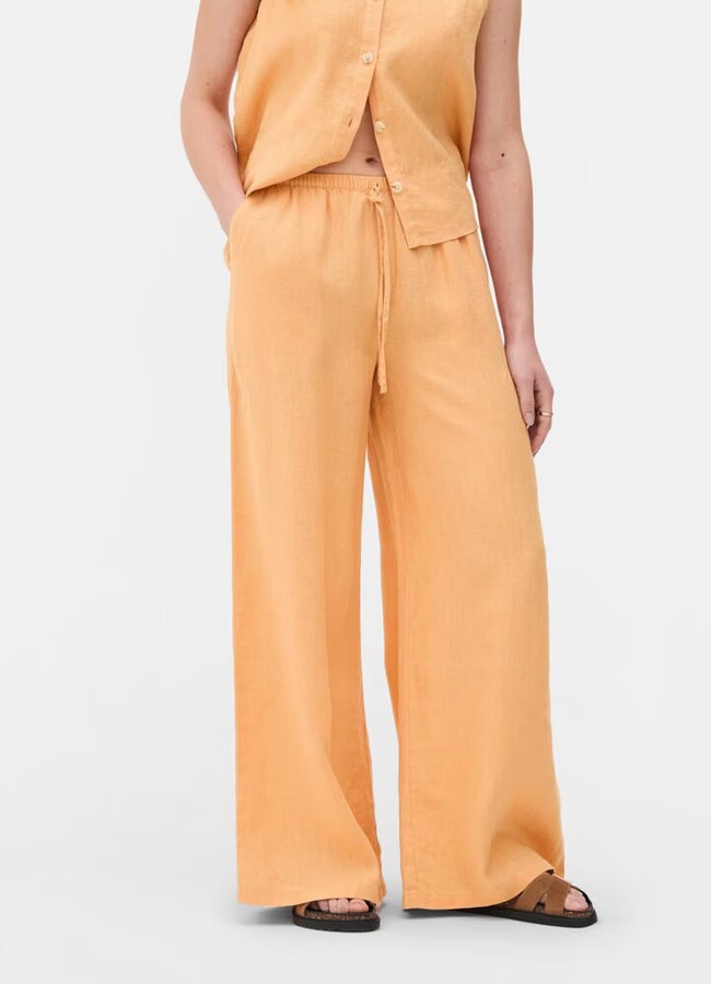 Pantalón de lino naranja de Primark.