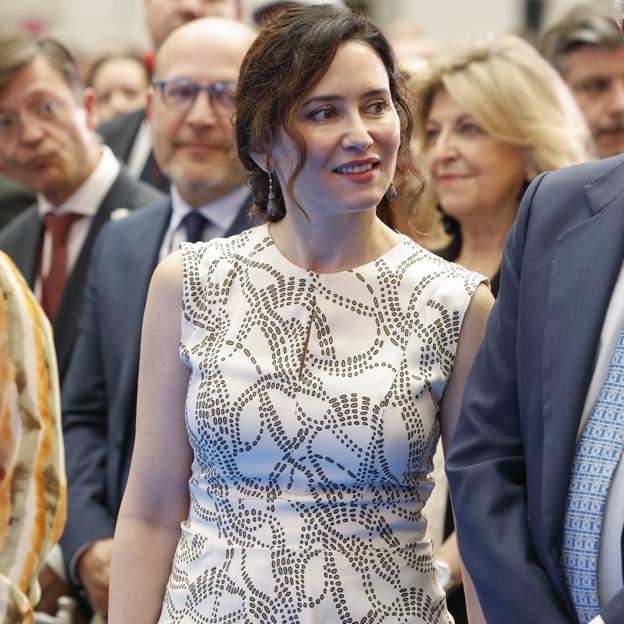 Isabel Díaz Ayuso en la entrega de medallas de San Isidro 2025 con un vestido de Vogana.